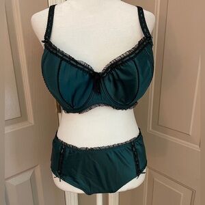 Q-T forest green satin black lace panty underwire bra set sz 7/38DD.